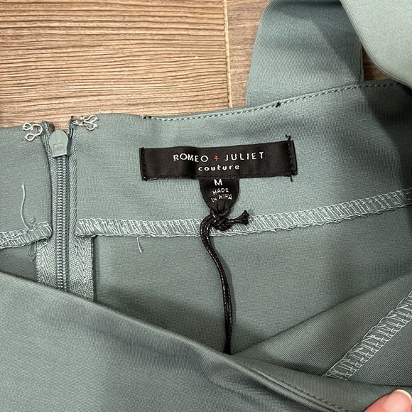 Romeo + Juliet Couture NWT Dusty Sage Cold Shoulder Back Zip Dress Size Medium - Picture 2 of 7